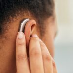 なぜ補聴器で聞こえやすくなるの？仕組みや装用開始の基準について